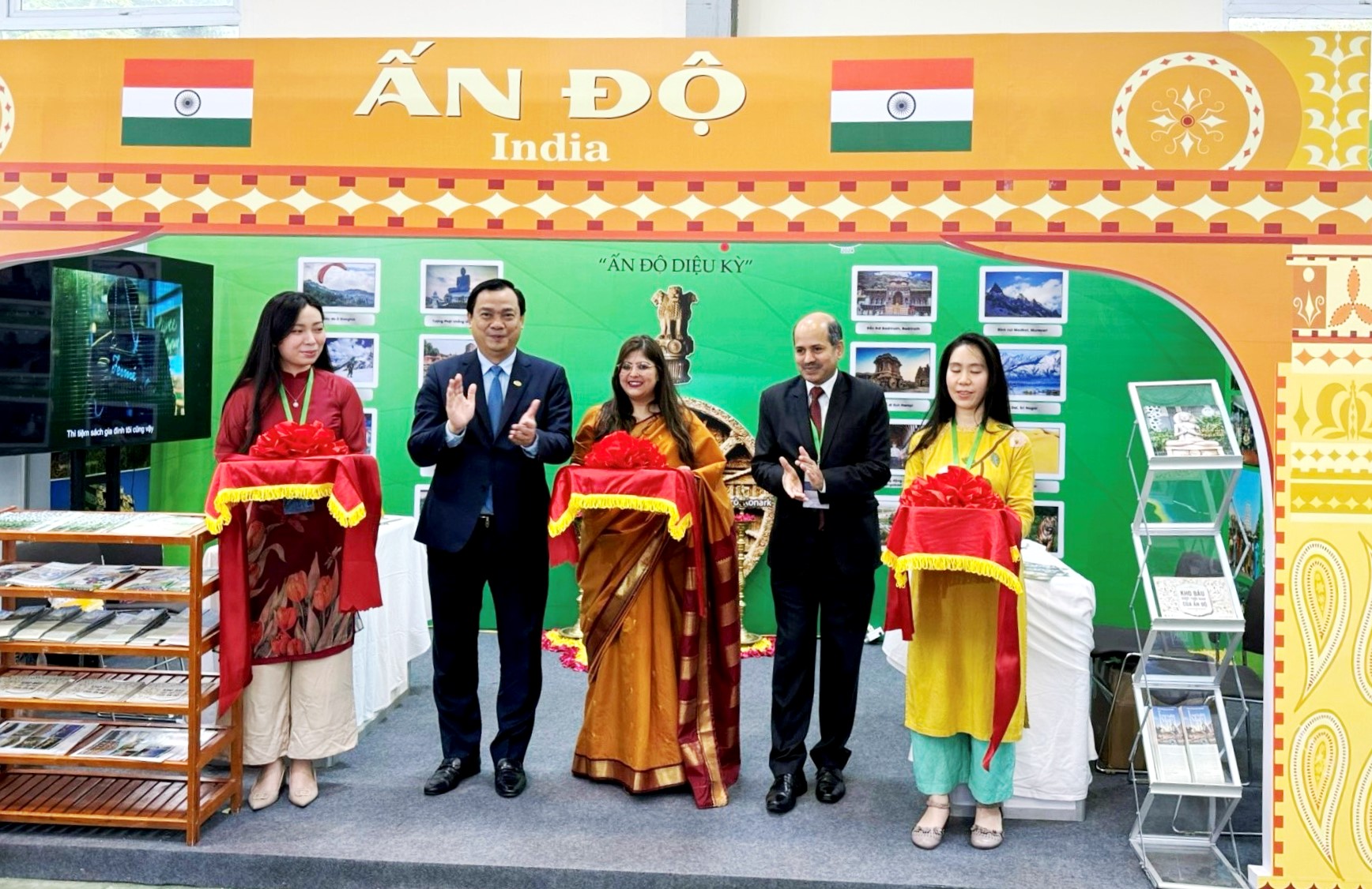Cục trưởng Cục Du lịch quốc gia Việt Nam Nguyễn Trùng Khánh cắt băng khai trương gian hàng Ấn Độ